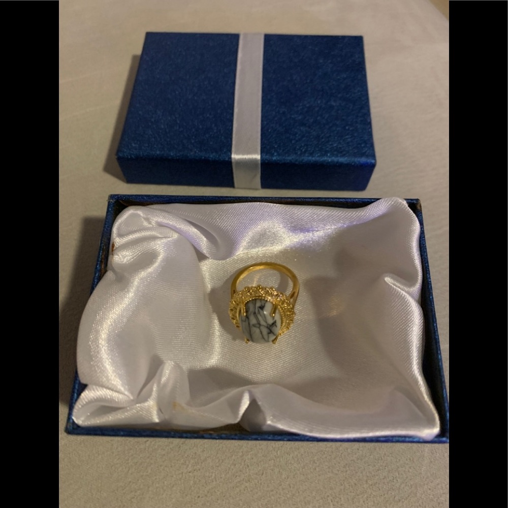 Austrian Pinoloth Solitaire Ring Size 7 W/Gift Box